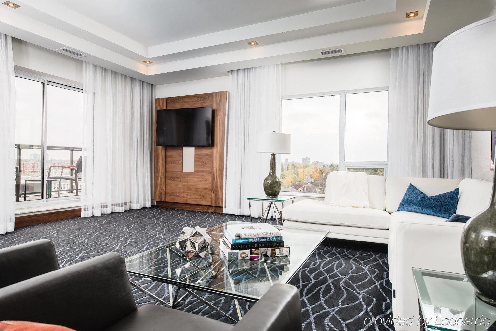 Delta Hotels By Marriott Уотърлу Екстериор снимка