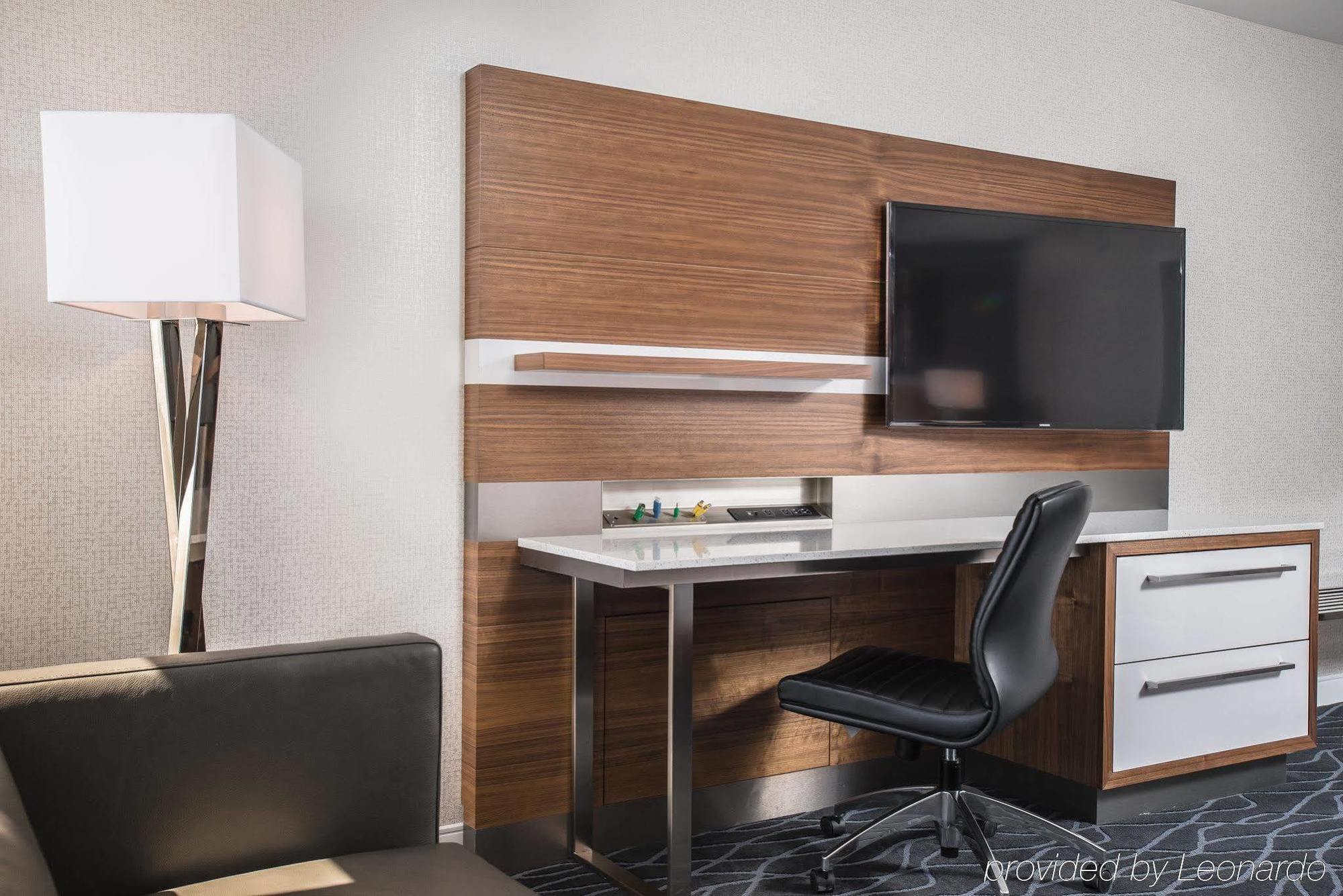 Delta Hotels By Marriott Уотърлу Екстериор снимка